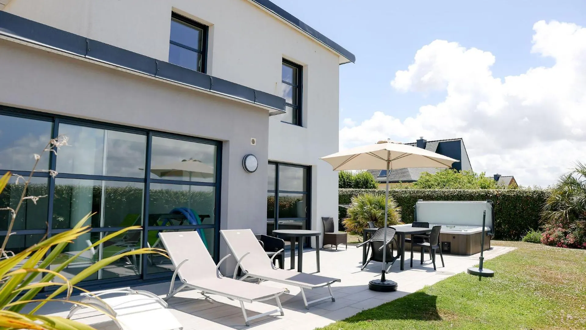 Ferienhaus Villa Enora Bretagne Piscine Interieure Partagee Jacuzzi Privatif 100M Plage Sibiril